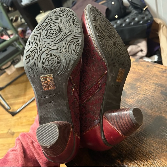 Elegant Red Ankle Boots - Picture 6 of 9